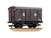 38-070E - Bachmann - OO - SR 12T Even Planked Ventilated Van SR Brown OO