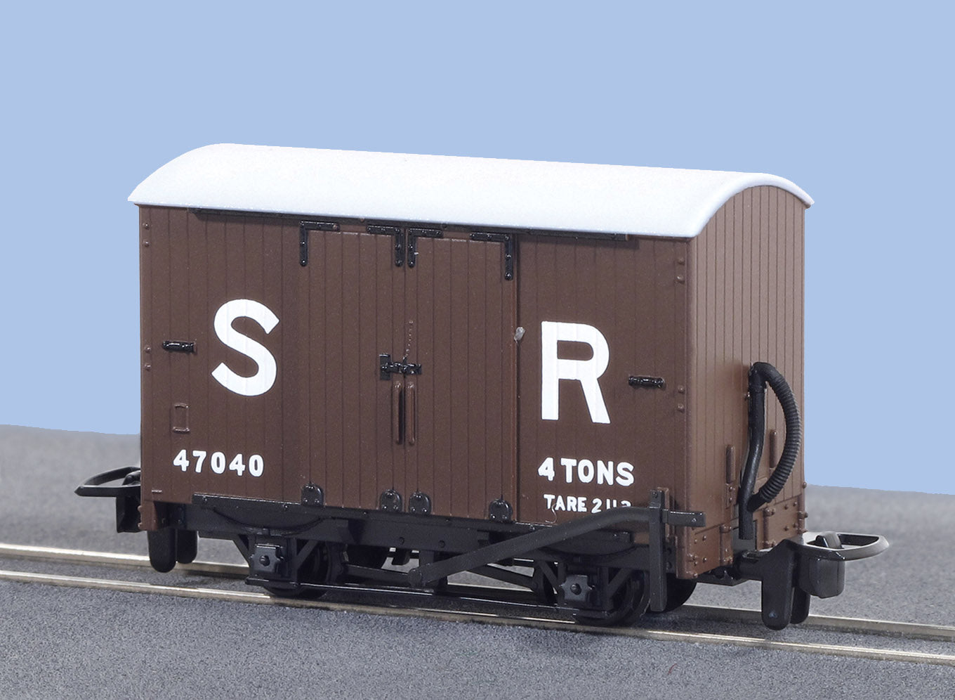 GR221E - PECO Great Little Trains - OO-9 - L&B Box Van, SR Livery No.47040