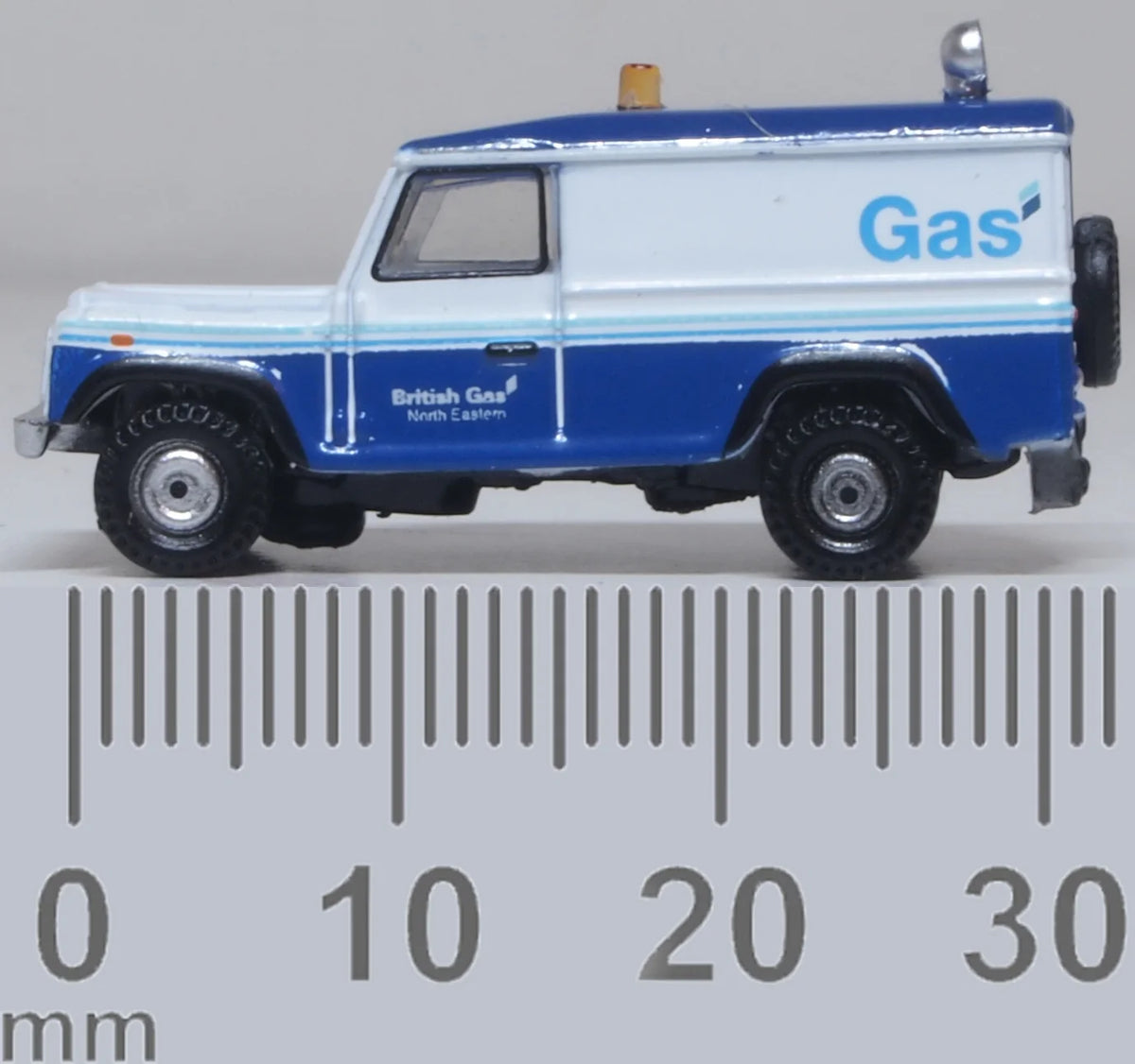 NDEF019 - Oxford Diecast - Land Rover Defender LWB British Gas - 1:148 Scale