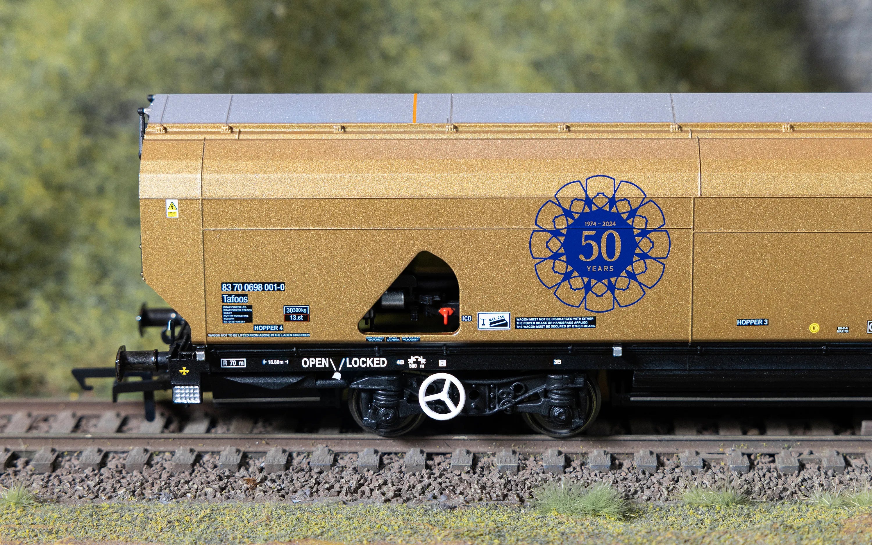R60322 - Hornby - OO - Drax Biomass Gold 50th Anniversary Wagon