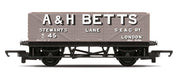 Hornby R60049 RailRoad PO, A & H Betts, Plank Wagon